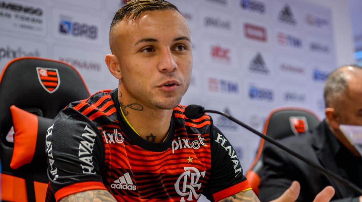 Atacante na mira! Cruzeiro monitora situação de Everton Cebolinha, do Flamengo